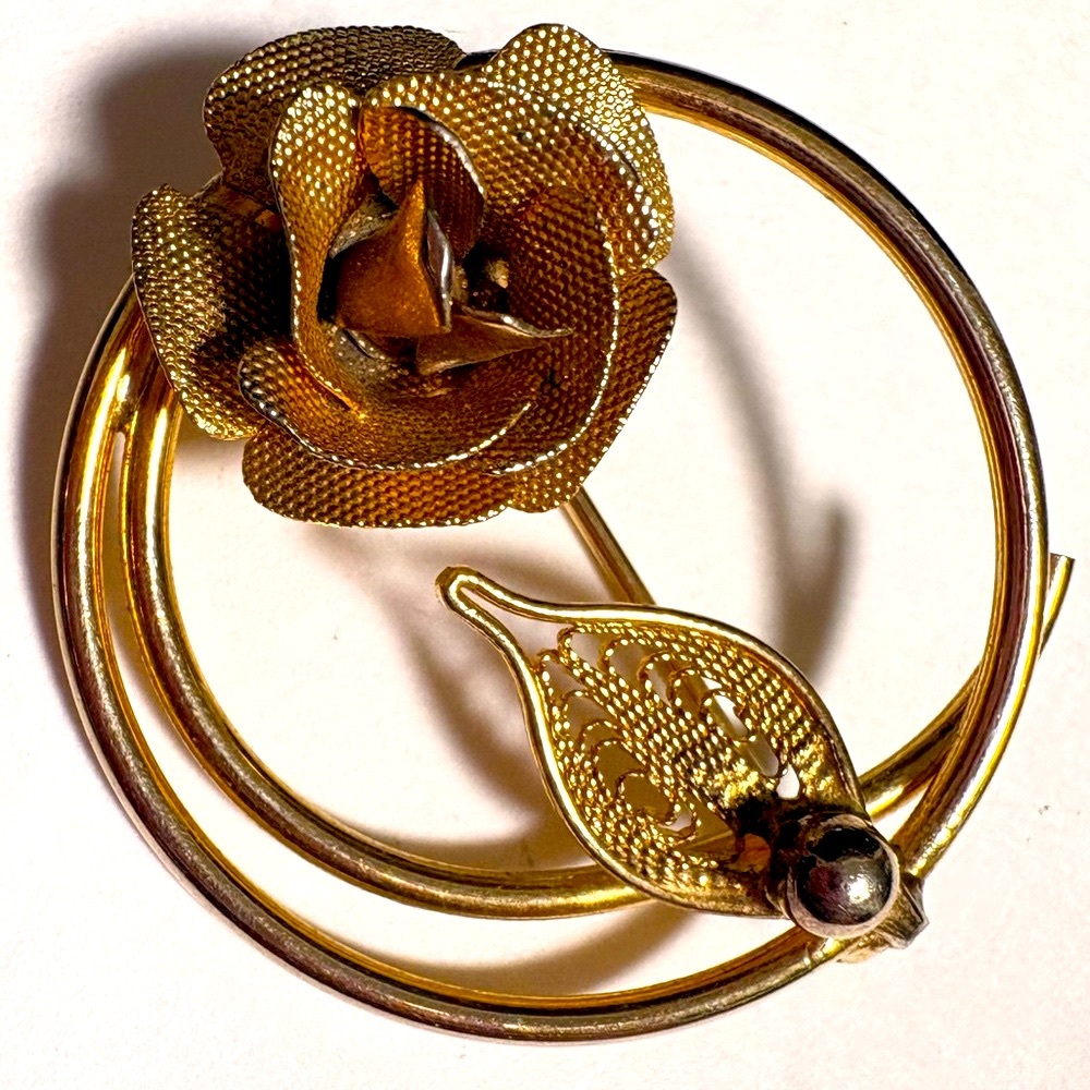 Sarah Coventry Gold tone vintage Floral Brooch